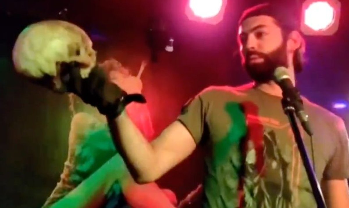 Rosyjski najemnik z czaszką bojownika Azowa. "Zrobimy z niej kielich"