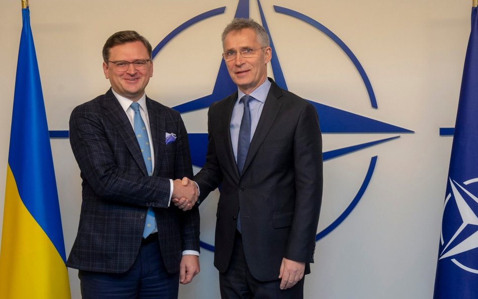 Wicepremier Ukrainy Dmytro Kułeba i sekretarz generalny NATO Jens Stoltenberg podczas spotkania Komi