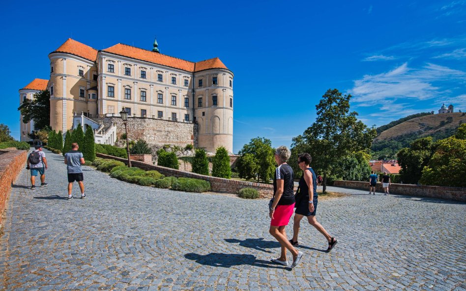 Polacy wciąż najchętniej podróżują do Pragi, ale coraz chętniej odkrywają inne czeskie regiony