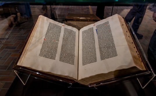 Biblia Gutenberga eksponowana w MNW jest unikatowym zabytkiem w skali światowej