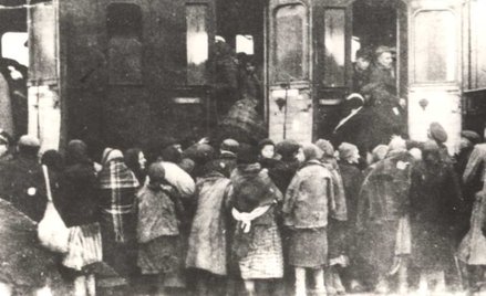 Wywózka Żydów z getta w Płońsku, 1942 r. Fotografia ze zbiorów Pracowni Dokumentacji Dziejów Miasta 