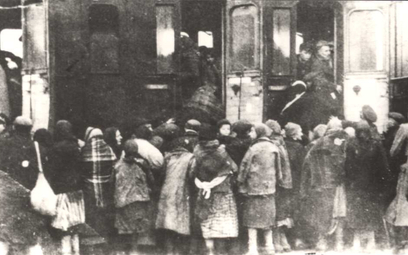 Wywózka Żydów z getta w Płońsku, 1942 r. Fotografia ze zbiorów Pracowni Dokumentacji Dziejów Miasta 