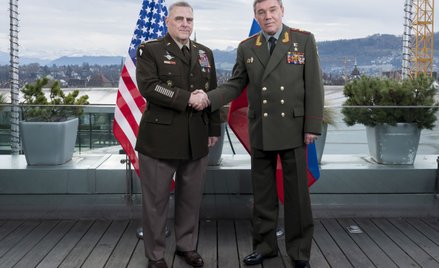 Generałowie Mark Milley i Walerij Gierasimow podczas spotkania w Bernie w 2019