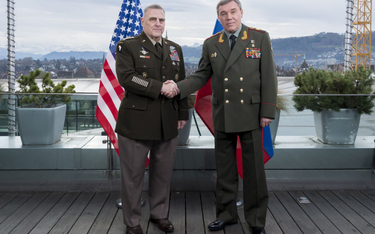 Generałowie Mark Milley i Walerij Gierasimow podczas spotkania w Bernie w 2019