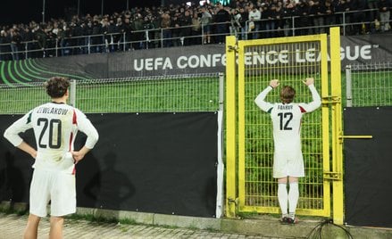 Piłkarze Legii Warszawa Jakub Żewłakow (L) i Radovan Pankov (P) rozmawiają z kibicami po przegranym 