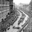 Warszawa, 17 maja 1935. Trumna z ciałem Józefa Piłsudskiego na armatniej lawecie przejeżdża Krakowsk