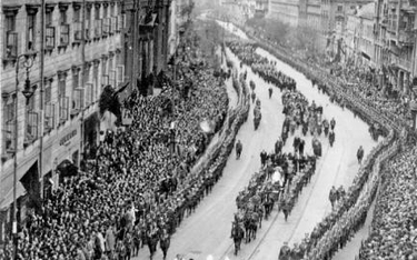 Warszawa, 17 maja 1935. Trumna z ciałem Józefa Piłsudskiego na armatniej lawecie przejeżdża Krakowsk