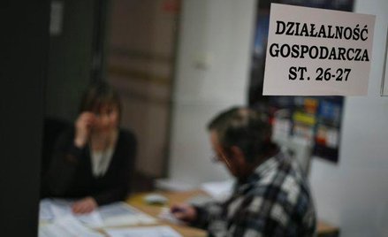 Aby wyrejestrować działalność, przedsiębiorca składa w urzędzie wniosek CEIDG-1.