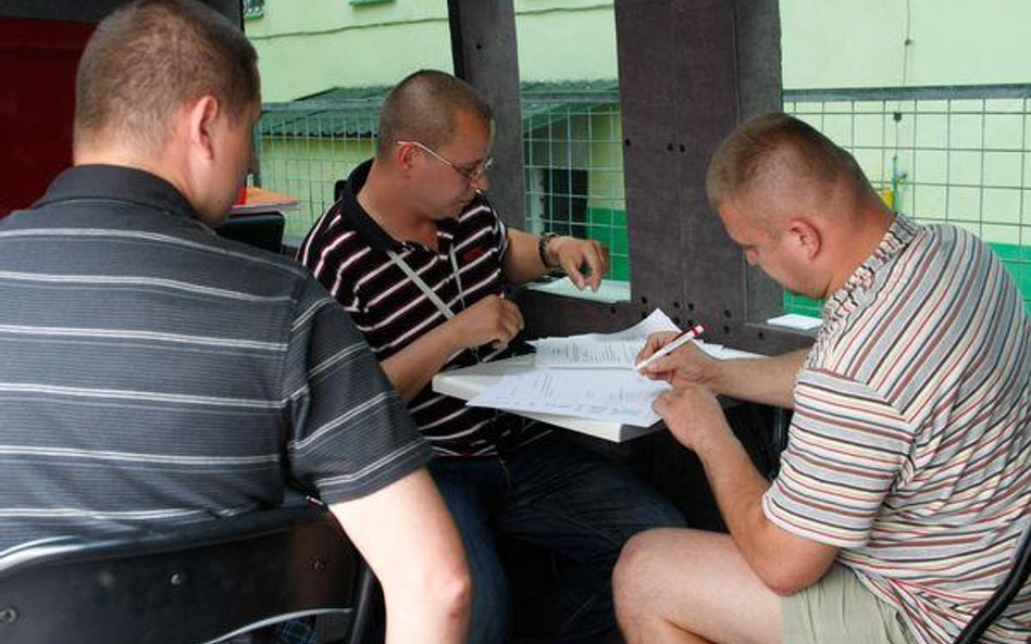Mniej staży, szkoleń i wsparcia finansowego dla firm