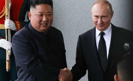 Kim Dzong Un zarabia miliardy dolarów na wojnie Putina. Rosja płaci nie tylko walutą