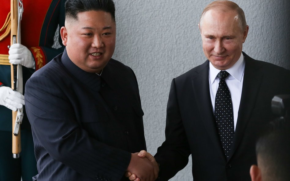 Kim Dzong Un zarabia miliardy dolarów na wojnie Putina. Rosja płaci nie tylko walutą