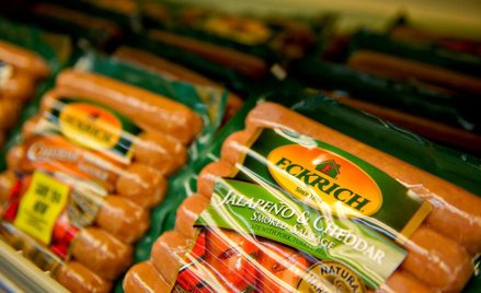 Amerykańskie hot-dogi w chińskich rekach