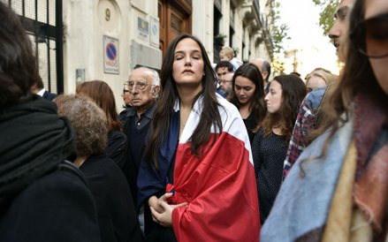 15 listopada, Hiszpania. Hołd przed ambasadą Francji dla ofiar piątkowego zamachu w Paryżu