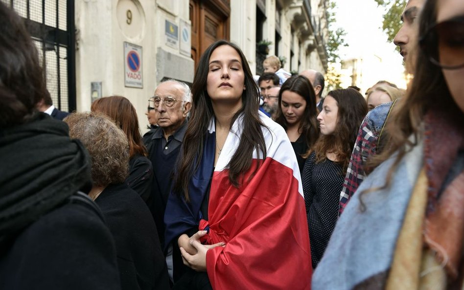 15 listopada, Hiszpania. Hołd przed ambasadą Francji dla ofiar piątkowego zamachu w Paryżu