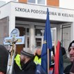 Protest ma związek ze zdarzeniem, do którego miało dojść 15 grudnia 2025 r. podczas lekcji języka an