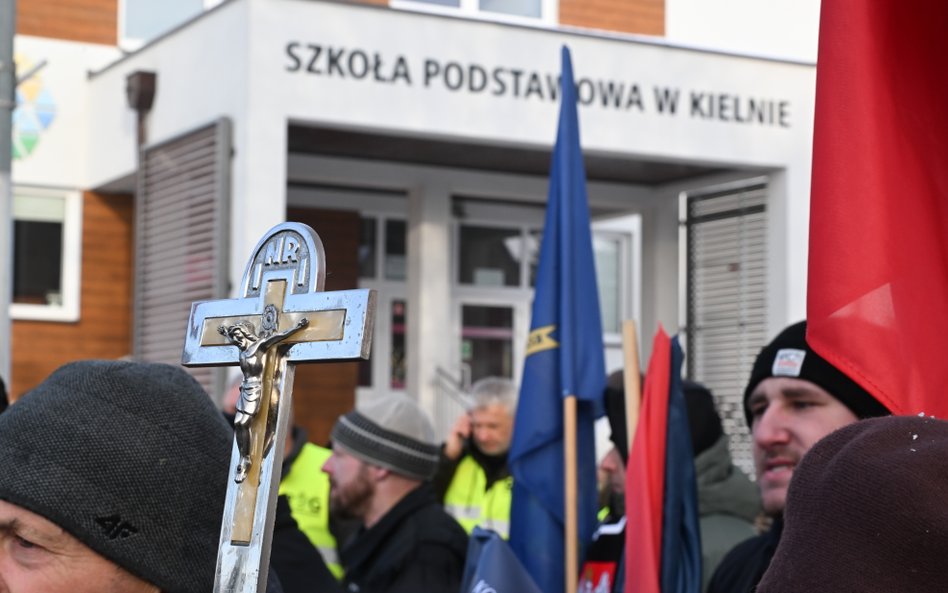 Protest ma związek ze zdarzeniem, do którego miało dojść 15 grudnia 2025 r. podczas lekcji języka an