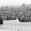 Adolf Hitler ogląda makietę Deutsches Stadion – gigantycznego stadionu zaprojektowanego przez Albert