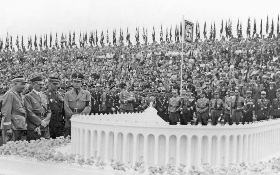 Adolf Hitler ogląda makietę Deutsches Stadion – gigantycznego stadionu zaprojektowanego przez Albert