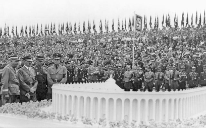 Adolf Hitler ogląda makietę Deutsches Stadion – gigantycznego stadionu zaprojektowanego przez Albert