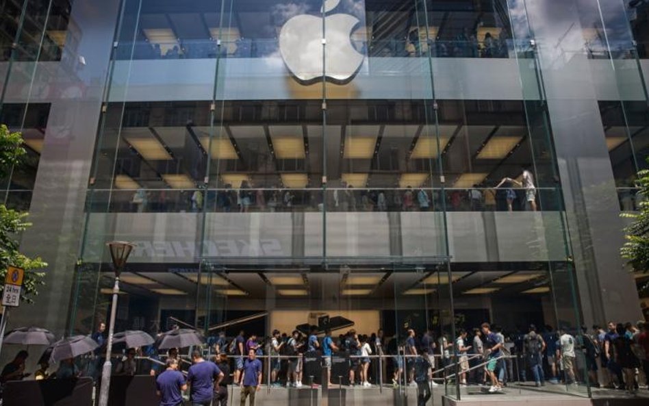 Sklepy firmy Apple to designerskie świątynie. Tworzą rodzaj magii, onieśmielają.