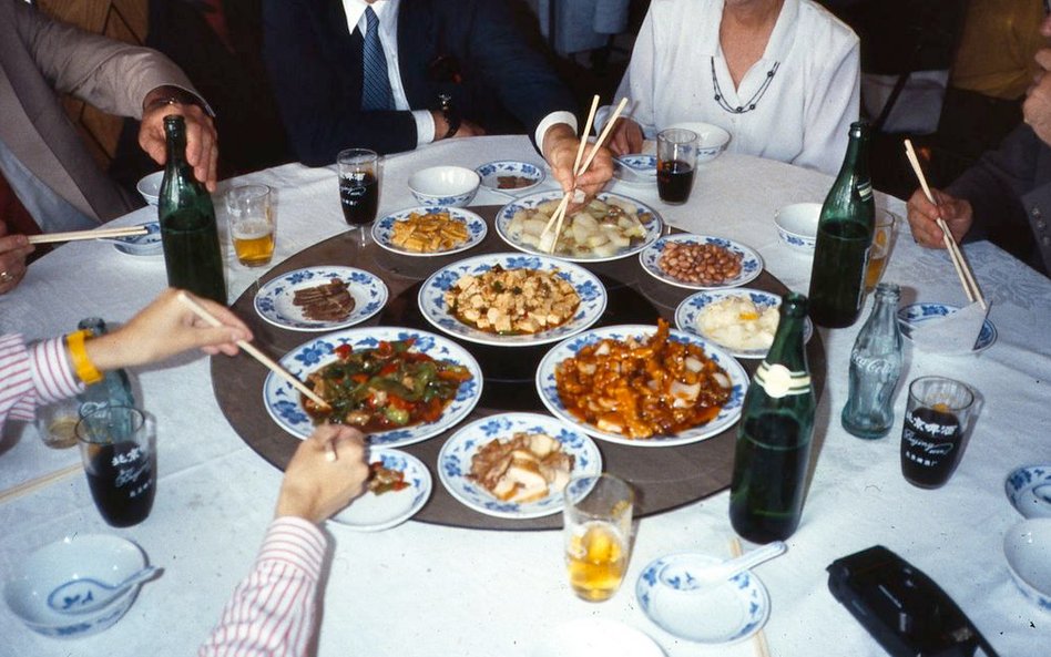 Chińskie restauracje często przyciągają również klientów ciekawym i praktycznym wystrojem wnętrz. Po