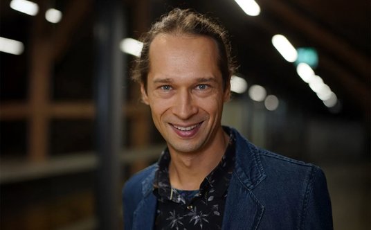 prof. dr hab. Adam Izdebski, interdyscyplinarny historyk i ekolog. Jest pracownikiem naukowym Wydzia