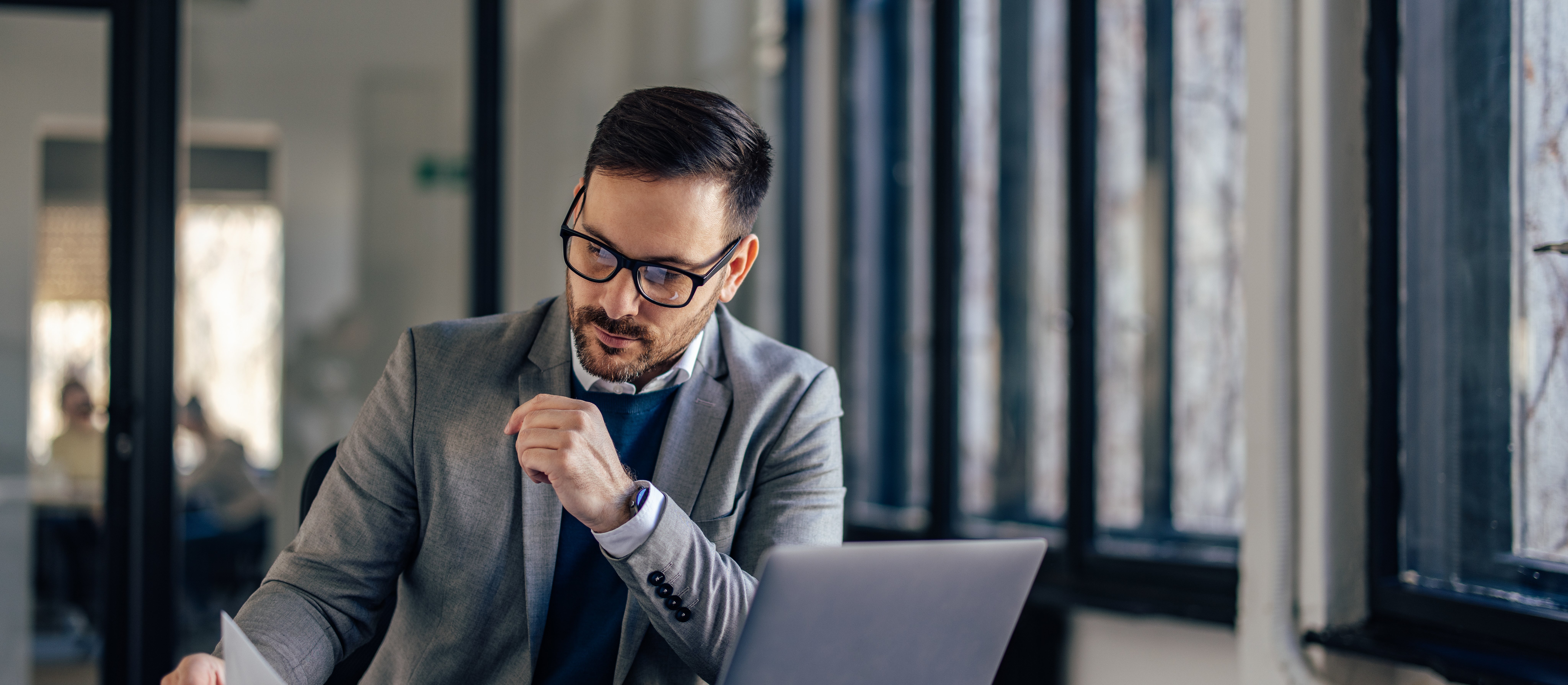 Rynek pracy dla menedżerów pod presją rosnącej konkurencji i AI