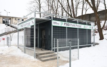 Ptasi Punkt Przyjęć to ocieplony, w pełni wyposażony budynek zaprojektowany specjalnie dla potrzeb P