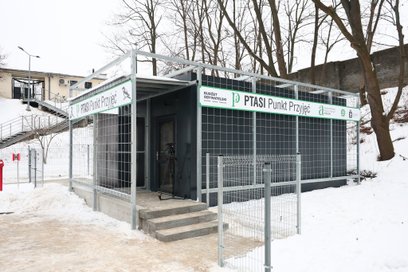 Ptasi Punkt Przyjęć to ocieplony, w pełni wyposażony budynek zaprojektowany specjalnie dla potrzeb P