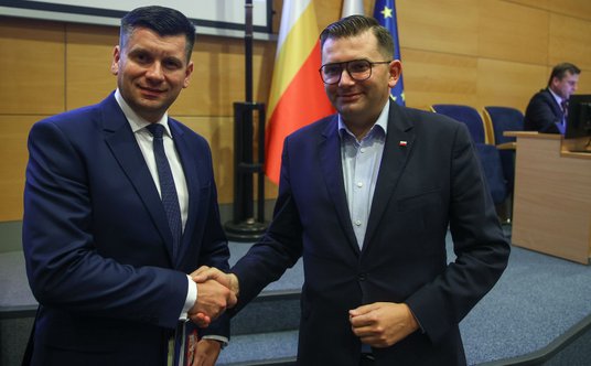 Politycy PiS Łukasz Kmita i Łukasz Smółka podczas nadzwyczajnej sesji sejmiku województwa małopolski