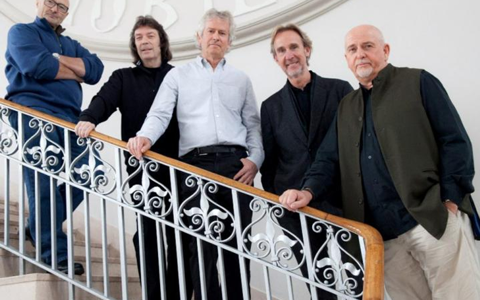 Genesis, od lewej: Phil Collins, Steve Hackett, Tony Banks, Mike Rutherford i Peter Gabriel