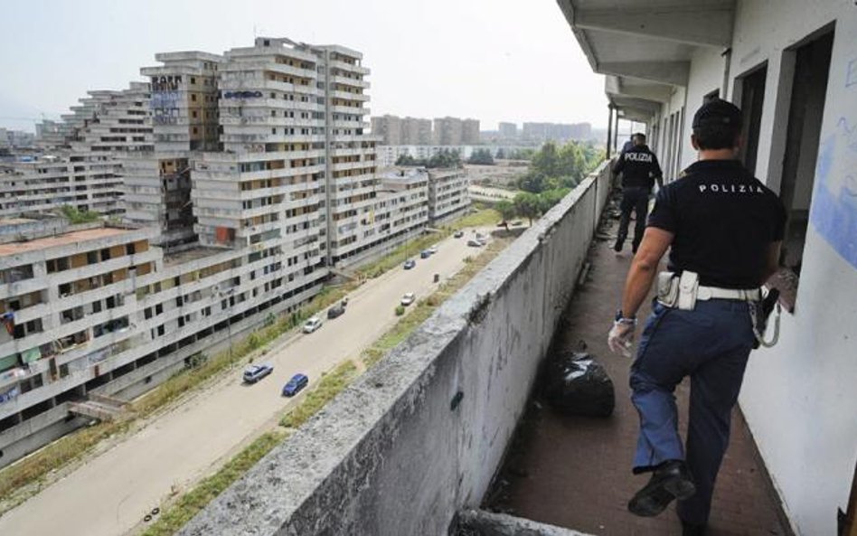 Jedna z akcji policji w Secondigliano, przedmieściu Neapolu (luty 2012 r.)