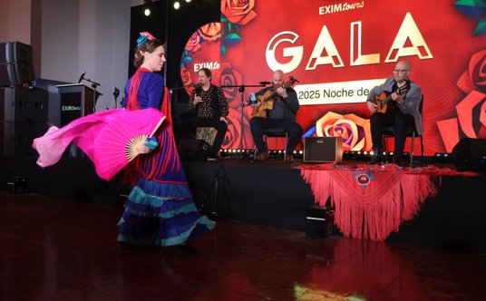 Atrakcją wieczoru był występ tancerzy i muzyków grających i tańczących flamenco. Ten akcent nawiązyw