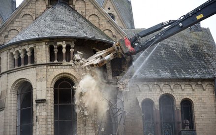 Prace rozbiórkowe neoromańskiej katedry św. Lamberta w Immerath