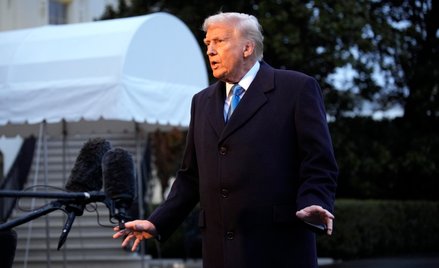 Prezydent USA Donald Trump podczas rozmowy z mediami przed opuszczeniem Południowego Trawnika Białeg