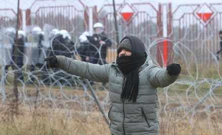 Kryzys na granicy. Szef MON: Agresja ze strony migrantów jest duża
