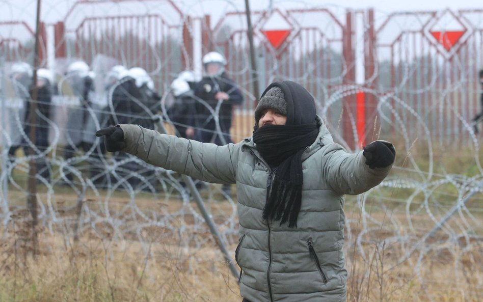 Kryzys na granicy. Szef MON: Agresja ze strony migrantów jest duża