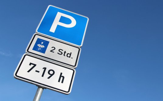 Na parkingach z takimi oznaczeniami trzeba używać tarczy parkingowej