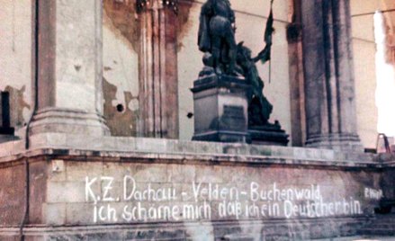 Po zajęciu Monachium przez wojska amerykańskie na kultowym dla nazistów pomniku, nazywanym Portykiem