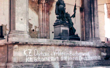 Po zajęciu Monachium przez wojska amerykańskie na kultowym dla nazistów pomniku, nazywanym Portykiem
