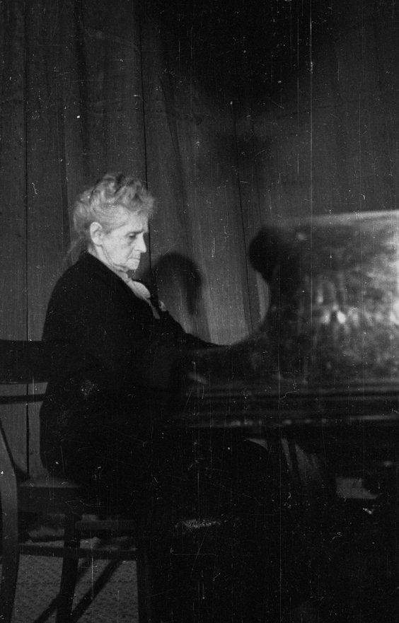 76-letnia Zofia Rabcewicz gra koncert w Dworku Chopina podczas pierwszego Międzynarodowego Festiwalu