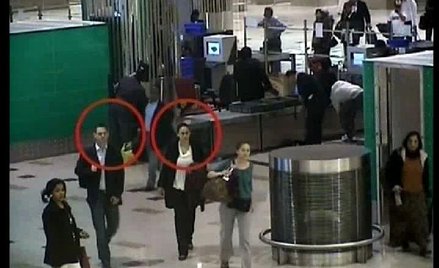 Dwoje domniemanych zabójców Mahmouda al Mabhouha opuszcza Dubaj po akcji. Zdjęcia z monitoringu duba
