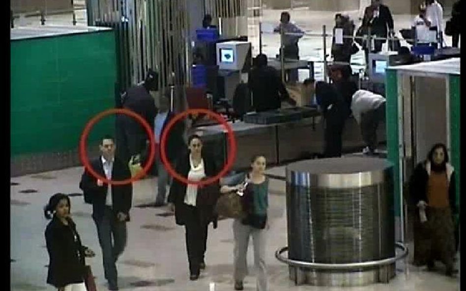 Dwoje domniemanych zabójców Mahmouda al Mabhouha opuszcza Dubaj po akcji. Zdjęcia z monitoringu duba