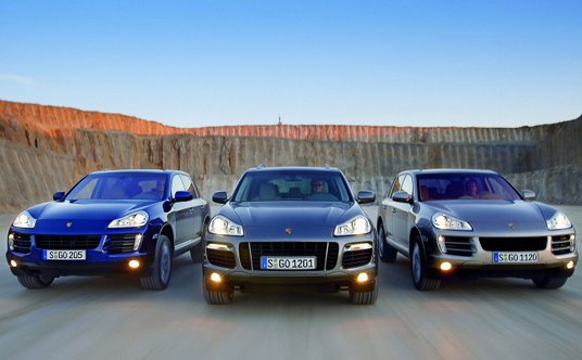 Zmodernizowana pierwsza generacja Porsche Cayenne (centralnie model Turbo).
