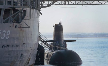 Amerykański okręt zaopatrzeniowy USS Emory S. Land (AS 39) i australijski okręt podwodny HMAS Sheean