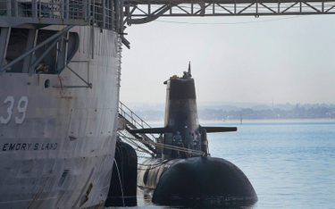 Amerykański okręt zaopatrzeniowy USS Emory S. Land (AS 39) i australijski okręt podwodny HMAS Sheean
