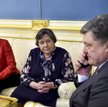 Prezydent Poroszenko w telefonicznej rozmowie z uwięzioną lotnik Nadiją Sawczenko. Pierwsza z lewej 