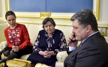 Prezydent Poroszenko w telefonicznej rozmowie z uwięzioną lotnik Nadiją Sawczenko. Pierwsza z lewej 