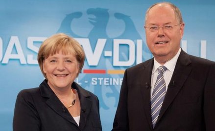 Lider SPD Peer Steinbrueck ma małe szanse wygrać z Angelą Merkel, ale dystans się zmniejsza