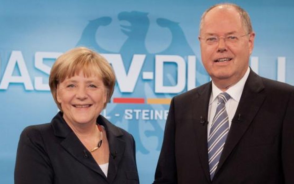 Lider SPD Peer Steinbrueck ma małe szanse wygrać z Angelą Merkel, ale dystans się zmniejsza